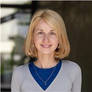 PR-Referentin und Lehramtstudentin gibt Unterricht in Deutsch